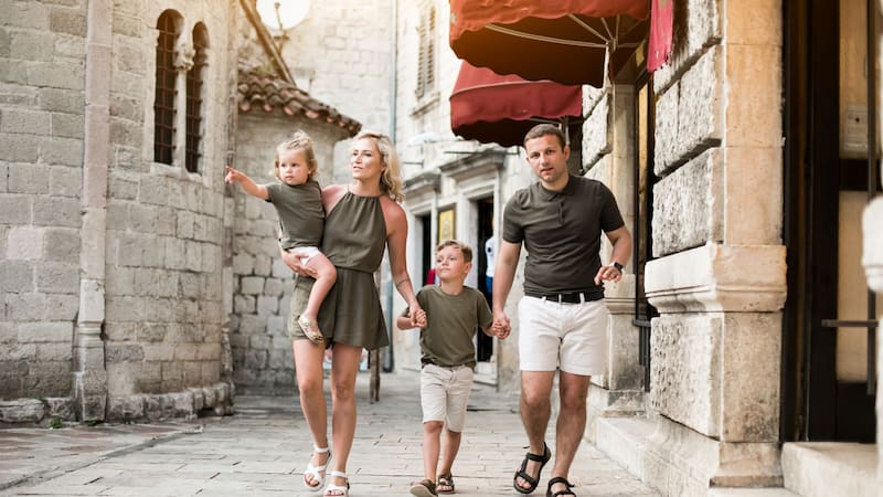 Este destino ofrece una experiencia única al fusionar su estilo medieval con una destacada colección de arte contemporáneo al aire libre.