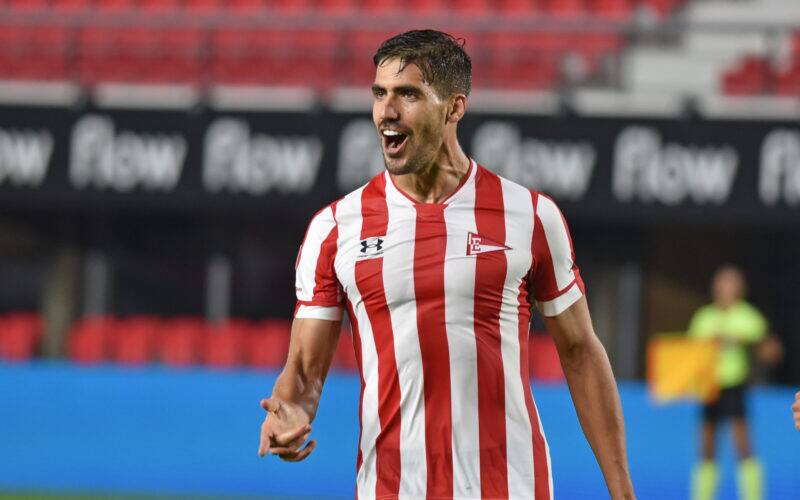 La marca supo vestir al Pincha entre 2019 y 2021. Crédito: Estudiantes de La Plata.