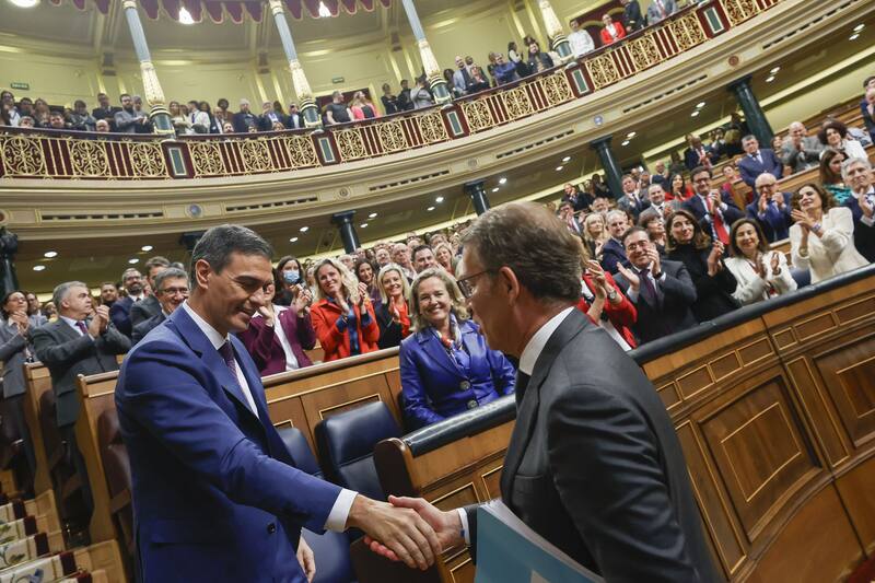 El líder del PP, Alberto Núñez Feijóo (d), felicita al presidente del Gobierno en funciones, Pedro Sánchez, al término de la segunda jornada del debate de investidura, este jueves en el Congreso de los Diputados en Madrid. EFE.