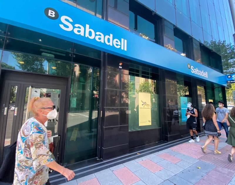 El banco de origen catalán dispone de la Cuenta Online Sabadell, un producto que ofrece una rentabilidad del 2,5% TAE durante el primer año. (Imagen: Europa Press)