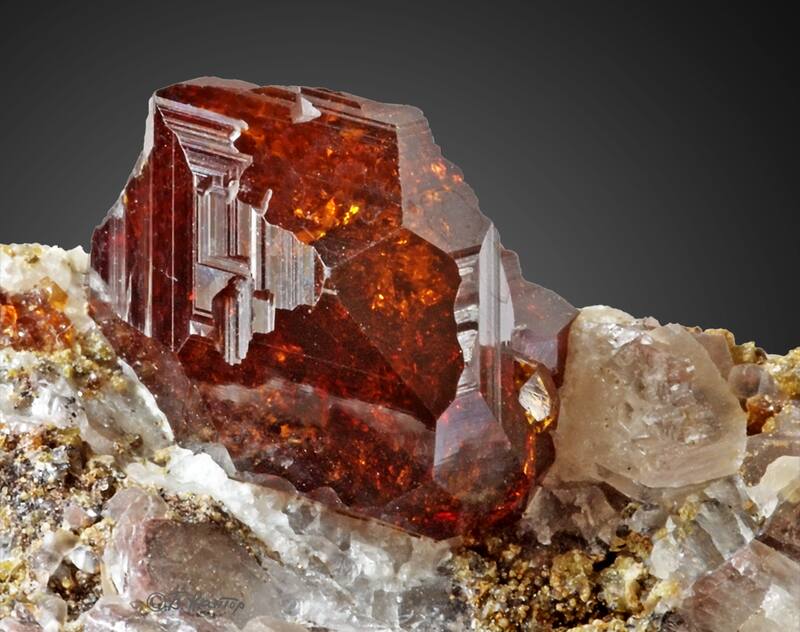 El granate está relacionado con la granada y simboliza amor eterno y renovación según la mitología griega (Fuente: Moha112100 / Wikimedia Commons)