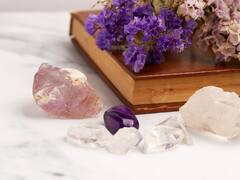 El ritual con cuarzo rosa que potencia la seducción: la receta mágica para activar tu magnetismo en el amor y el dinero