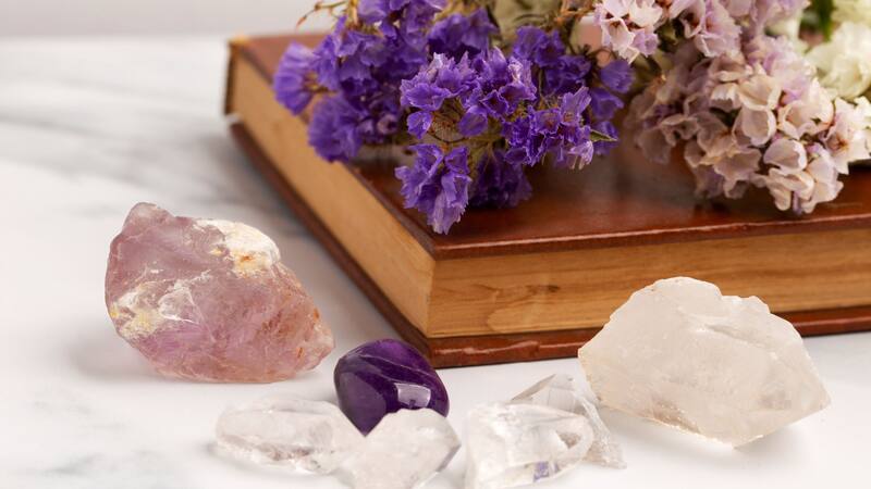 El cuarzo rosa es reconocido por su conexión con el chakra 4, el del corazón.