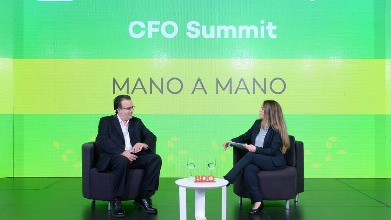 Diego García, director de Administración de Telecentro, junto a Agustina Devincenzi, El Cronista