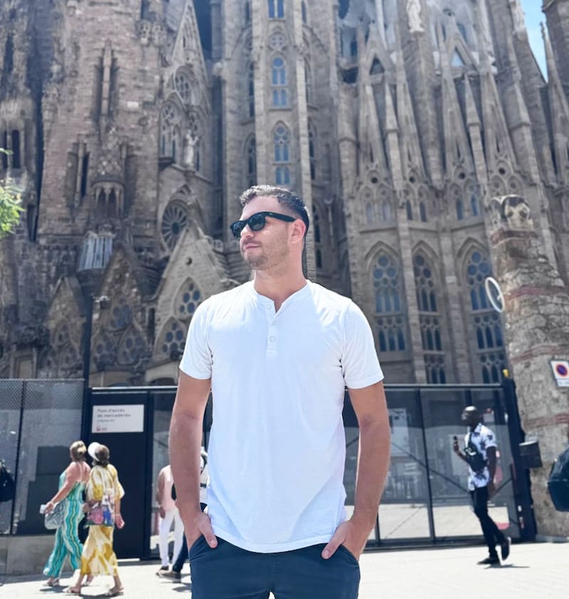 Santiago es gerente nacional de marketing en una empresa de logística que opera a nivel nacional, y asesora de forma freelance a diversas empresas.