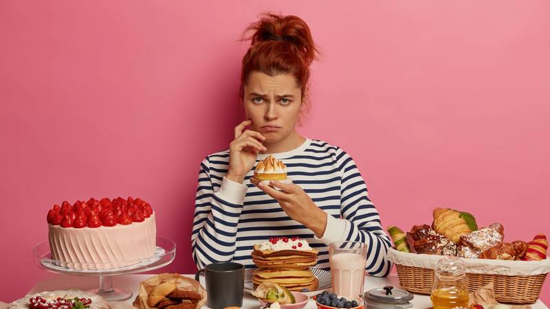 Limitar o eliminar estos tipos de alimentos de tu dieta puede resultar en una pérdida de peso significativa.