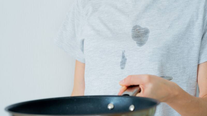 Ni vinagre ni bicarbonato: el método mágico para sacar las manchas de grasa y transpiración que cuesta menos de 2 euros.