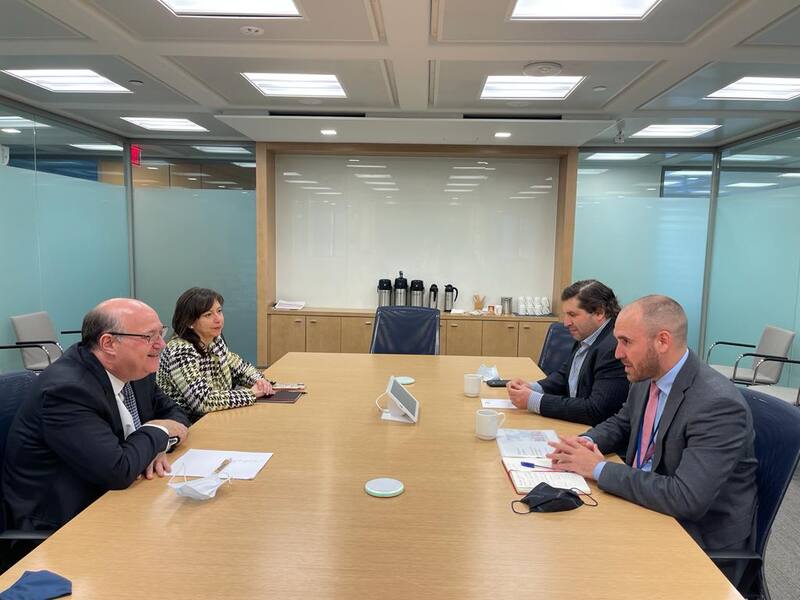 Martín Guzmán y Sergio Chodos con Ilan Goldfajn y Julie Kozack la semana pasada en el FMI