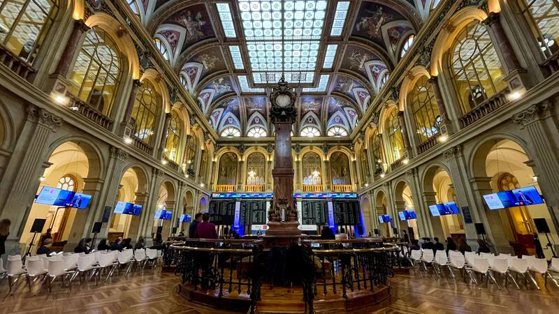 En un escenario de caídas generalizadas, el Ibex es el que menos pierde con descenso del 1,11%.