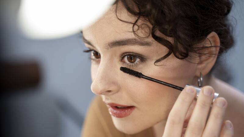 Es una de las mejores opciones de rímel para quienes tienen poco tiempo para maquillarse, ya que ofrece resultados rápidos.