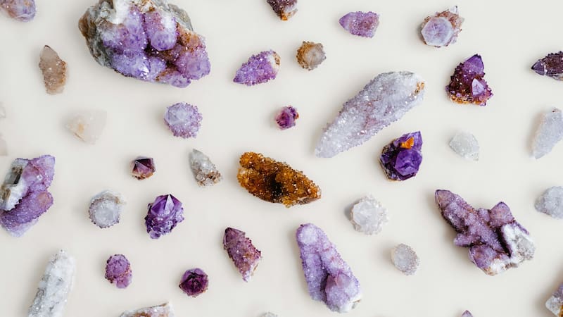 Integrar piedras preciosas en la decoración de tu hogar no solo embellece el espacio, sino que también equilibra las energías.