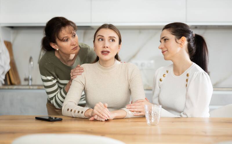 Sentarse siempre en el mismo lugar puede revelar mucho de tu personalidad, según la psicología: estos son los 4 rasgos que te definen. (Imagen: archivo)