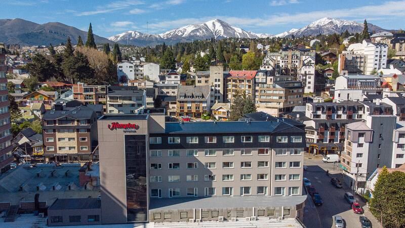 El primer emprendimiento de Argenway fue el condo-hotel Hampton by Hilton Bariloche, punto de partida para la alianza estratégica entre la empresa argentina y Hilton