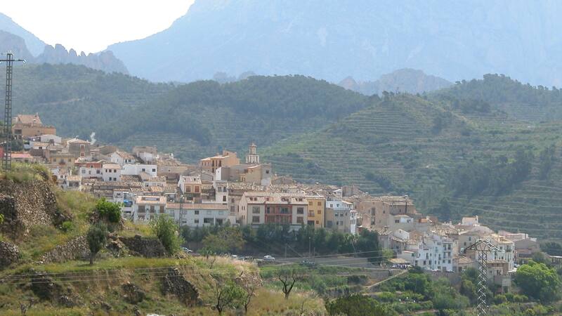 Escapadas: el pueblito de Alicante rodeado de fuentes naturales y bellos paisajes montañosos.
