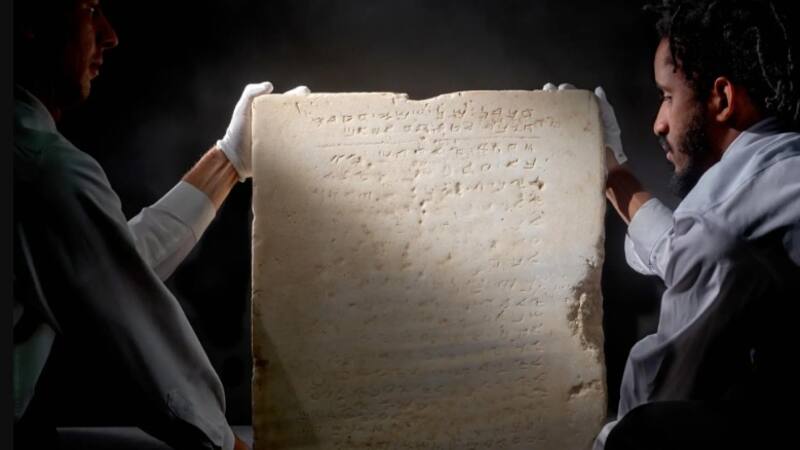 La casa de subastas Sotheby's venderá al mejor postor el mes próximo en Nueva York la tabla con los diez mandamientos.