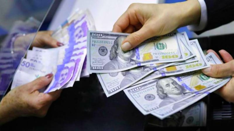 Cambio de dólar por peso colombiano.