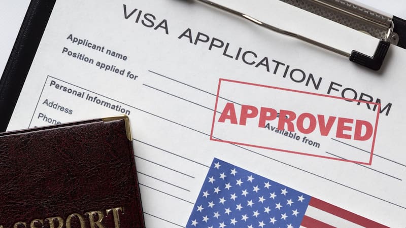 Apunta las 4 circunstancias en las que podrías solicitar al USCIS una entrevista acelerada para obtener tu visa.