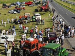 La marcha atrás a medias del Gobierno no conformó al campo y se mantiene el paro