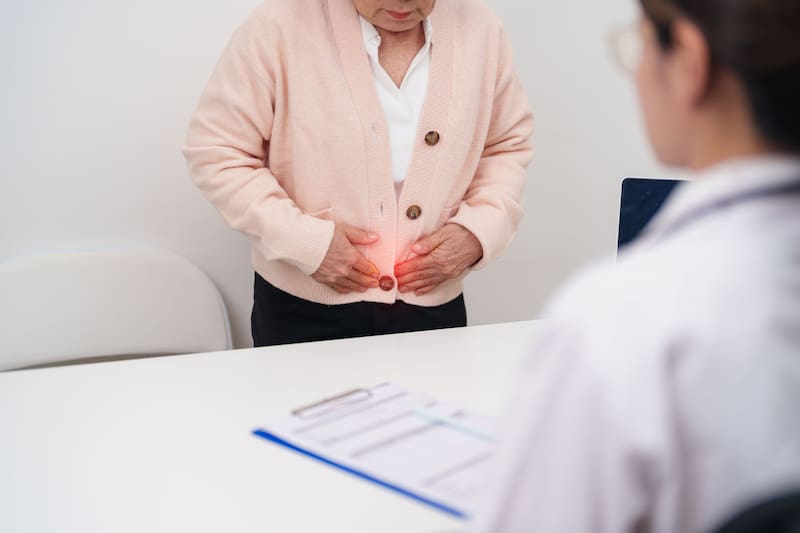El dolor en el lado superior derecho del abdomen es una señal que requiere atención médica si persiste o se intensifica, advierte Mayo Clinic. (Fuente: shutterstock)