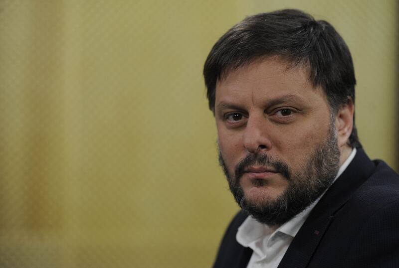 Enojo del sector liderado por Leandro Santoro por el logo del nuevo espacio libertario.