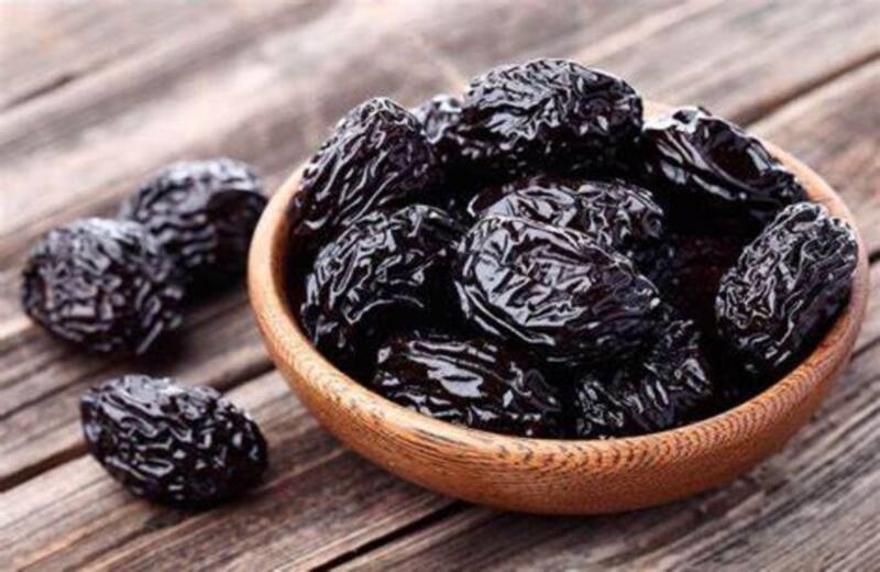 La fruta negra que casi nadie come pero aporta muchos antioxidantes, fibra y vitamina B: ayuda al corazón y los huesos.