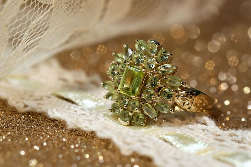 El peridoto tiene una tonalidad verde que a veces lo lleva a ser confundido con la esmeralda. (Foto: Unsplash)
