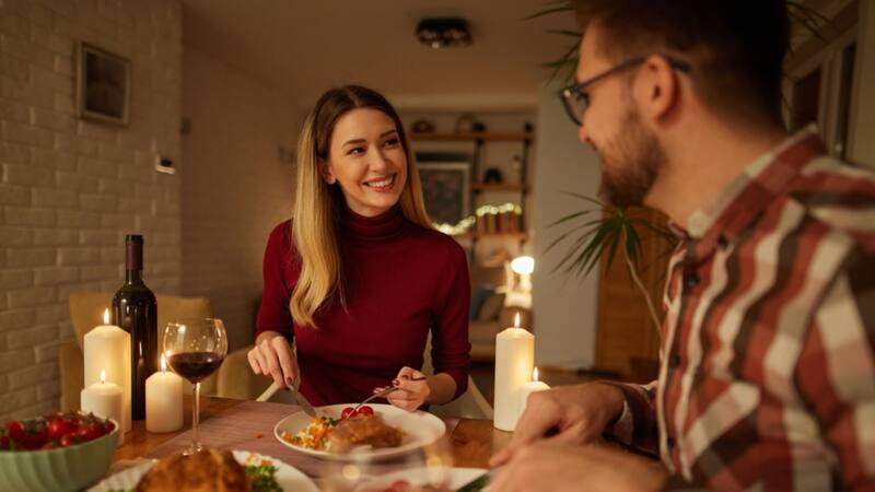 ¿A qué hora cenar para disminuir el aumento de peso y tener menos hambre al despertar?
