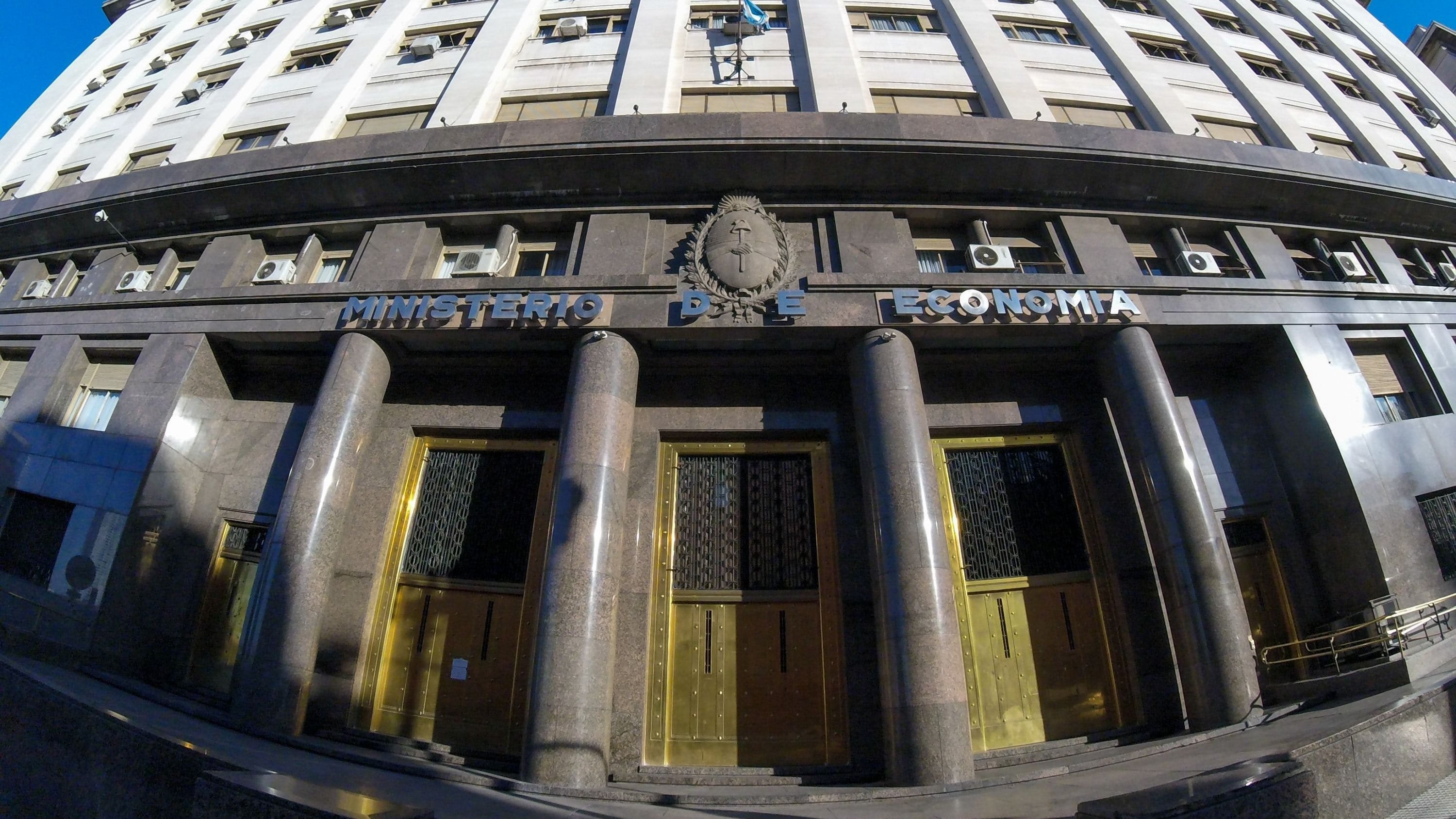 Evacúan el Ministerio de Economía por amenaza de bomba