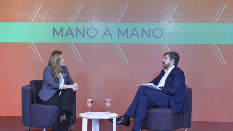 Victoria Traverso (Pan American Energy), moderada por Hernán de Goñi, director periodístico de El Cronista