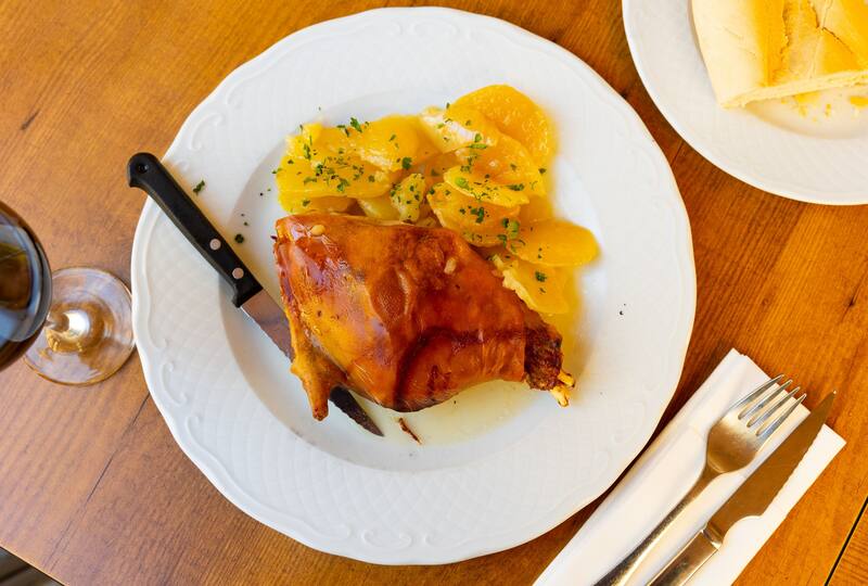 El cochinillo asado es uno de los platos que se pueden comer en Segovia (Fuente: Shutterstock)