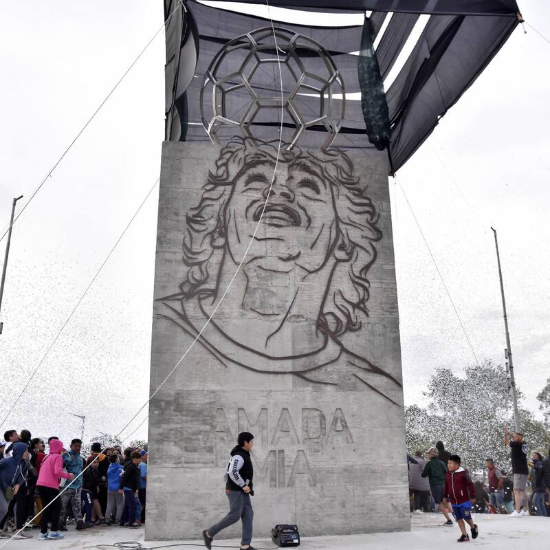Una escultura de 13 metros homenajea a Diego Maradona en Santa Clara del Mar.
