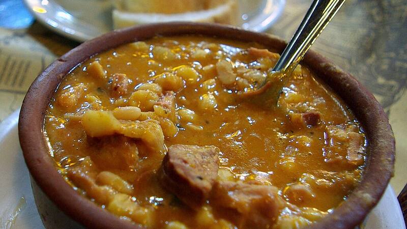 El locro vegetariano ofrece una opción saludable y nutritiva para celebrar las fechas patrias en Argentina.