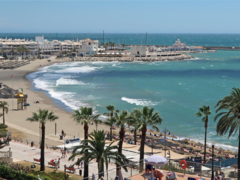 Este destino turístico tiene las mejores playas de España y queda a solo media hora de Málaga