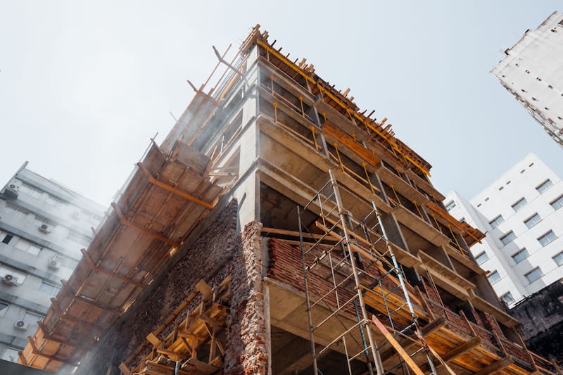 La construcción alcanzó 11 de los 14 niveles de hormigón armado, incluyendo 3 subterráneos donde funcionará el parking. El desarrollo es auditado por Hilton en todo momento, garantizando que se cumplan con los estándares de la marca.