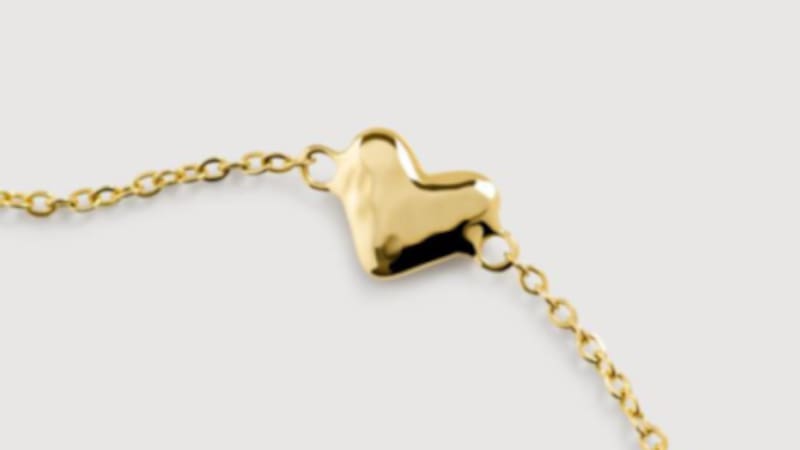 Así luce la pulsera involucrada en el retiro, el colgante es de diseño similar. Fuente: CPSC.