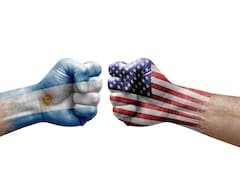 Del enojo de Alfonsín con Reagan al "alineamiento" de Milei, la relación de Argentina con EE.UU.