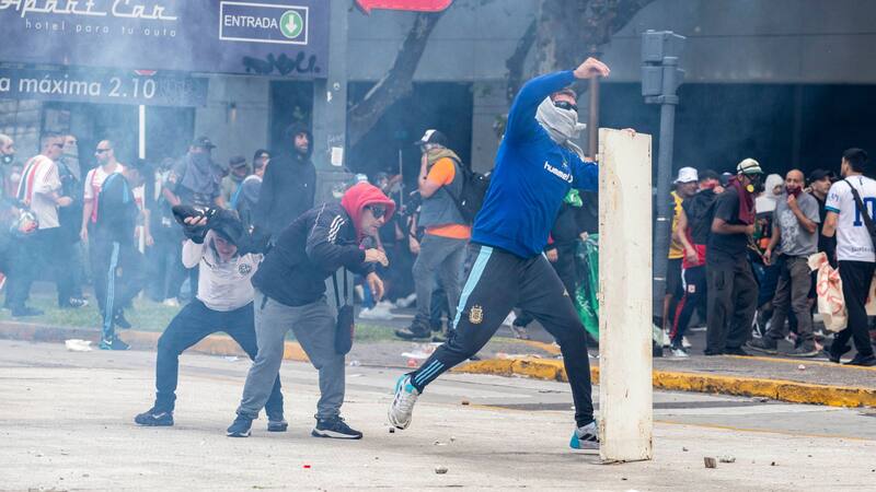 Tras los incidentes, hay un herido de gravedad y quedan unos 30 detenidos en comisarías porteñas.