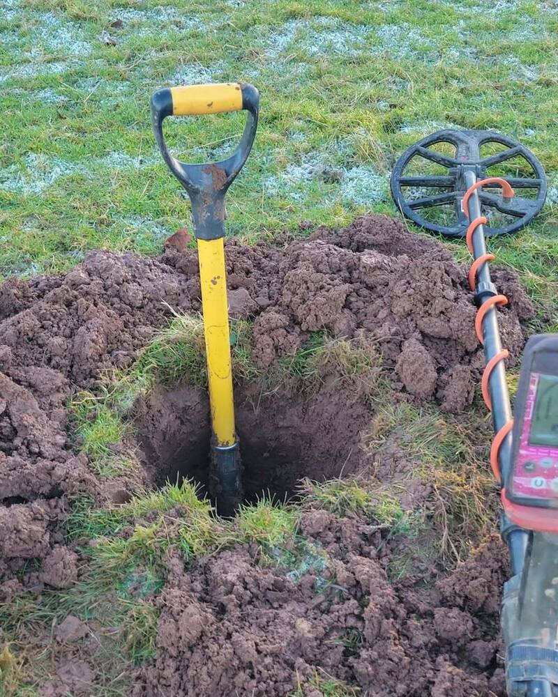 Paul, un aficionado al detector de metales, descubrió el cofre enterrado a casi medio metro de profundidad en el sur de Gales. (Foto: Instagram @minelabdetecting)