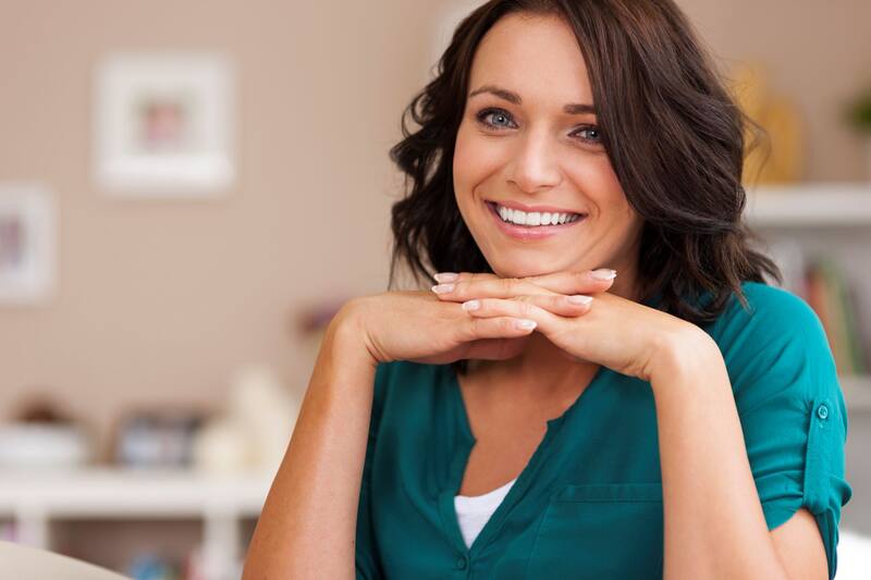 Prefiere los cortes que aporten volumen a tu cabello: los lacios sin forma acentúan la falta de plenitud. (Foto: FreePik.es)