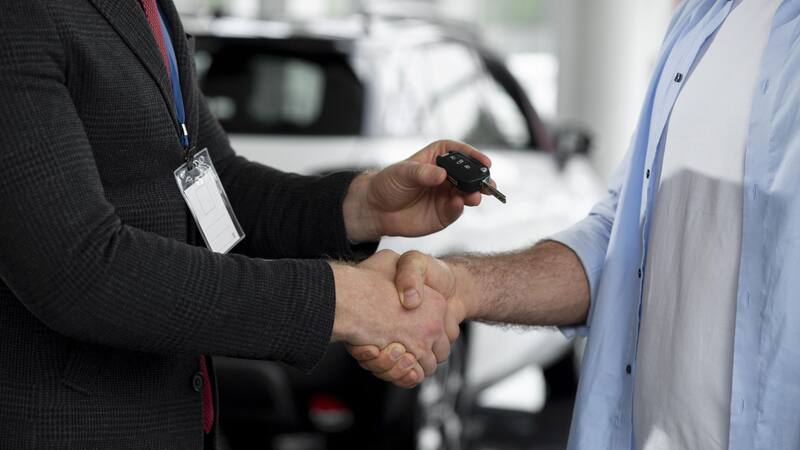 DNU de Milei: qué esperan las concesionarias para los patentamientos de autos en enero