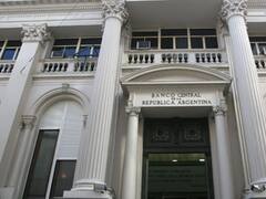 El Banco Central limita las compras mensuales de dólares con efectivo