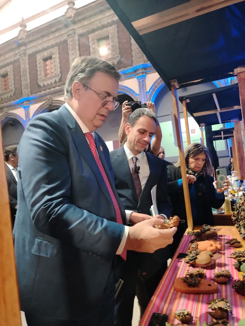 Marcelo Ebrard, secretario de Economía, recorre stands en el Museo Interactivo de Economía.