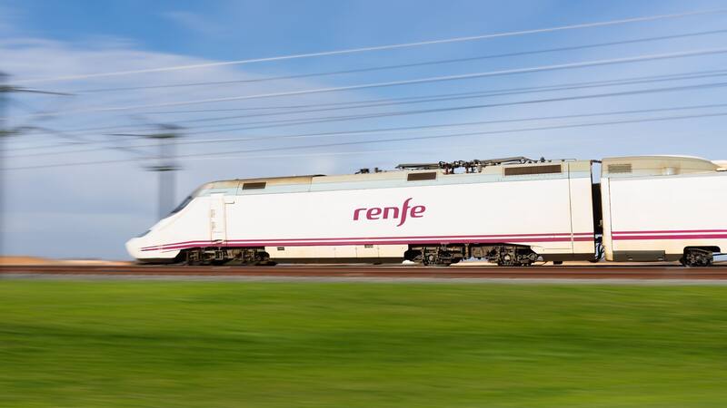 Con la opción de pasaje Elige Estándar de Renfe ya puedes viajar con tu mascota si este pesa menos de 10 kilos.