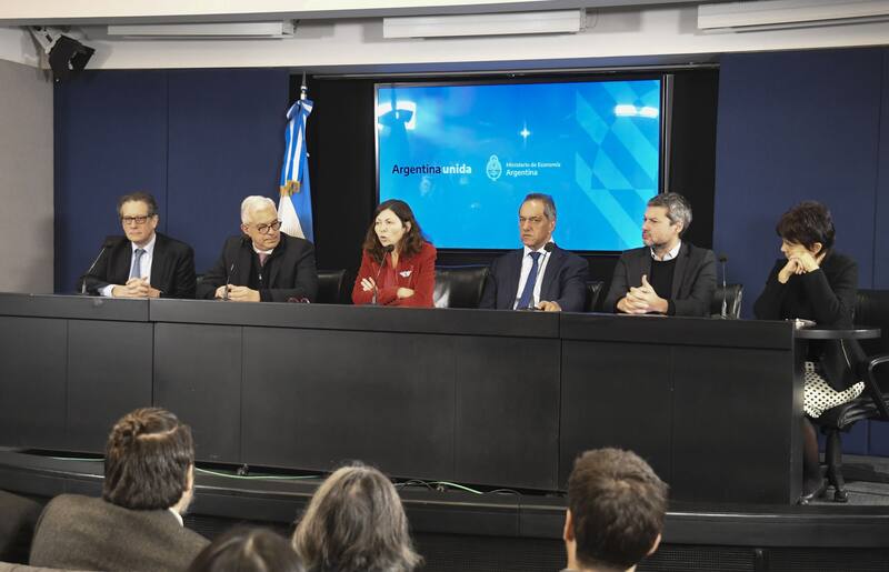 La ministra de Economía Silvina Batakis anunció el lunes un paquete fiscal y ratificó el acuerdo con el FMI