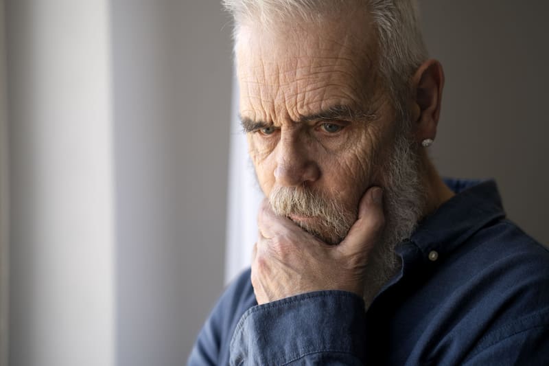 Los estados emocionales negativos pueden elevar la presión arterial y desencadenar ritmos cardíacos irregulares. (Foto: Freepik)