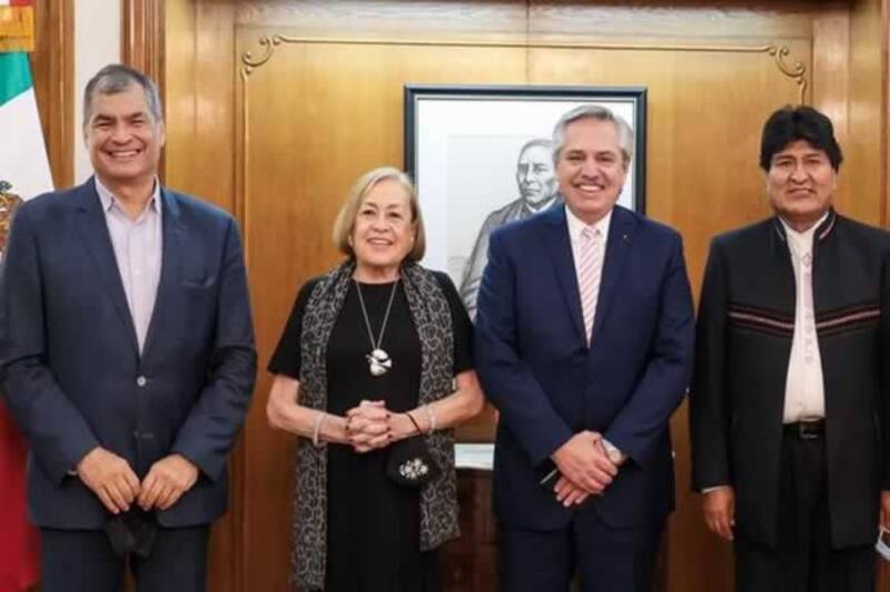 El presidente Alberto Fernández junto a Evo Morales y Rafael Correa