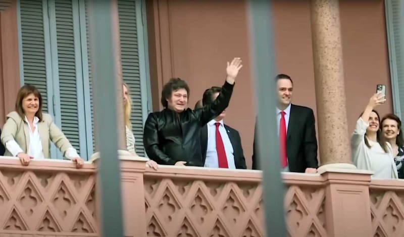 Milei en sus primeras semanas en la gestión pública saludando desde el balcón de Casa Rosada
