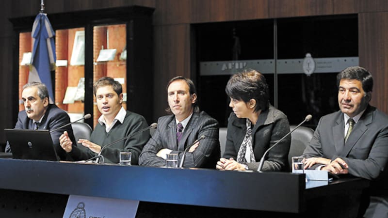 El equipo económico defendió la reapertura del canje