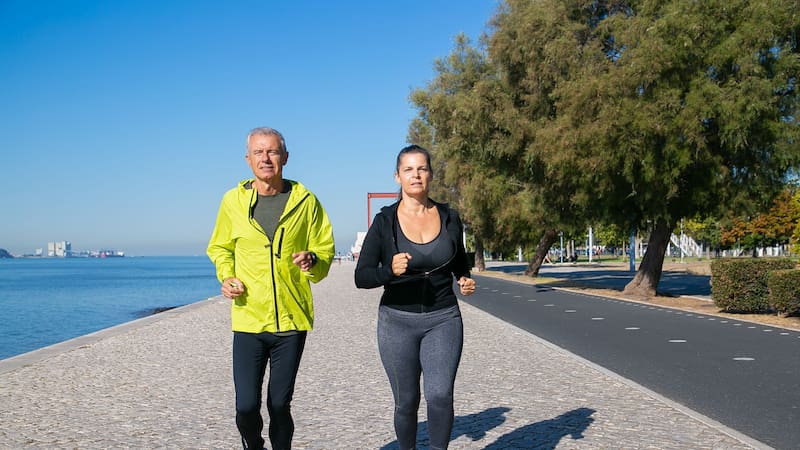 Caminar a un ritmo moderado todos los días puede ayudarte a perder peso de forma efectiva.