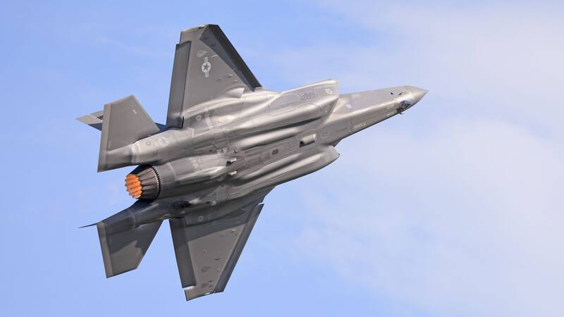 El F-35 es considerado uno de los cazas más avanzados del mundo, utilizado por países como los Estados Unidos, Reino Unido e Israel.